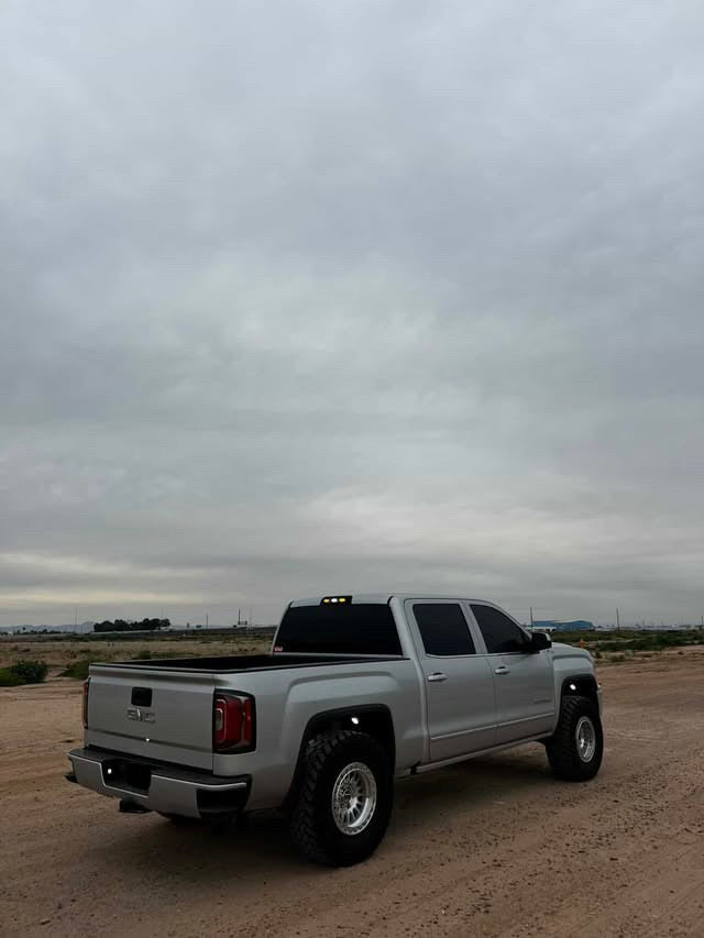 2014–2018 Chevy Silverado & GMC Sierra Third 3-Pod Chase Light